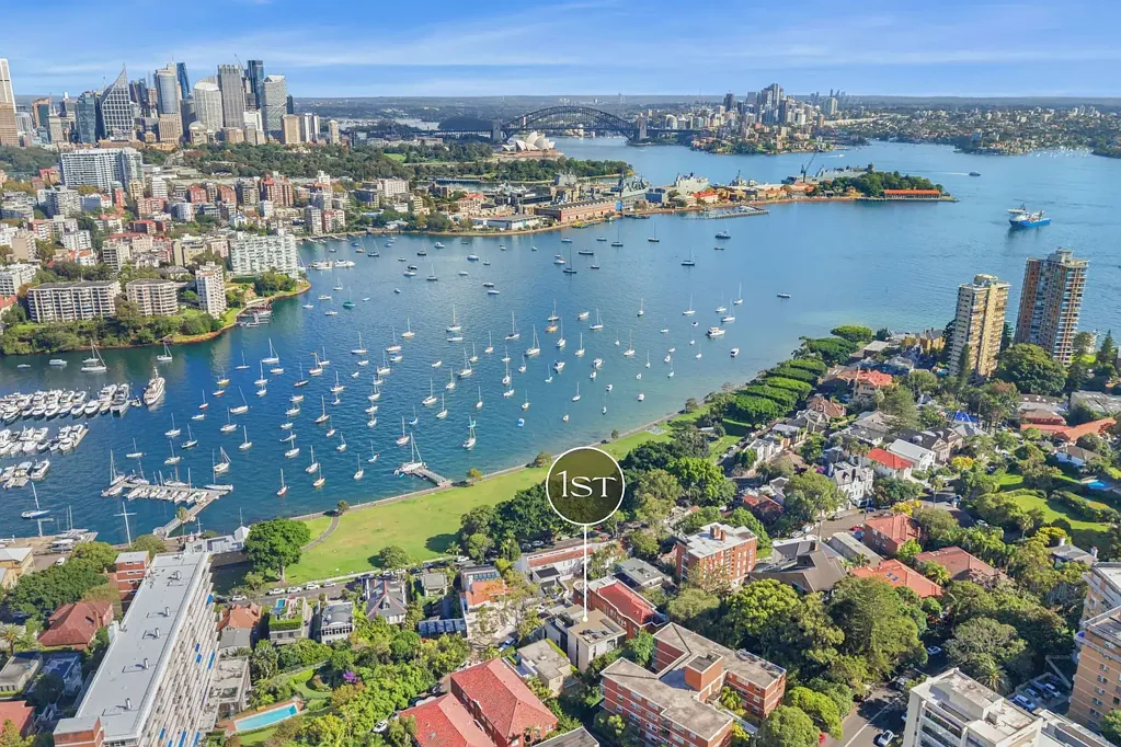 Darling Point 3房 获奖设计卓越住宅 优雅宁静完美结合 豪华生活巅峰体验 宽敞卧室&浴室 舒适奢华融合 私人酒窖 悉尼天际线&港口美景 开放式生活区 美食厨房 Gaggenau&Miele电器 石材装饰 木地板 高端娱乐露台 海滨步道&CBD便捷生活 Now Complete - Residence 1 'Norfolk' – Garden Residence with Harbour Views