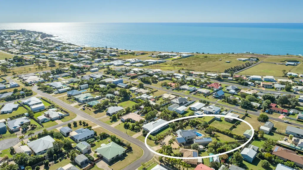 Burnett Heads 4Zimmer Exceptional Coastal Living on 1,775m² - with Pool & High Clearance Shed