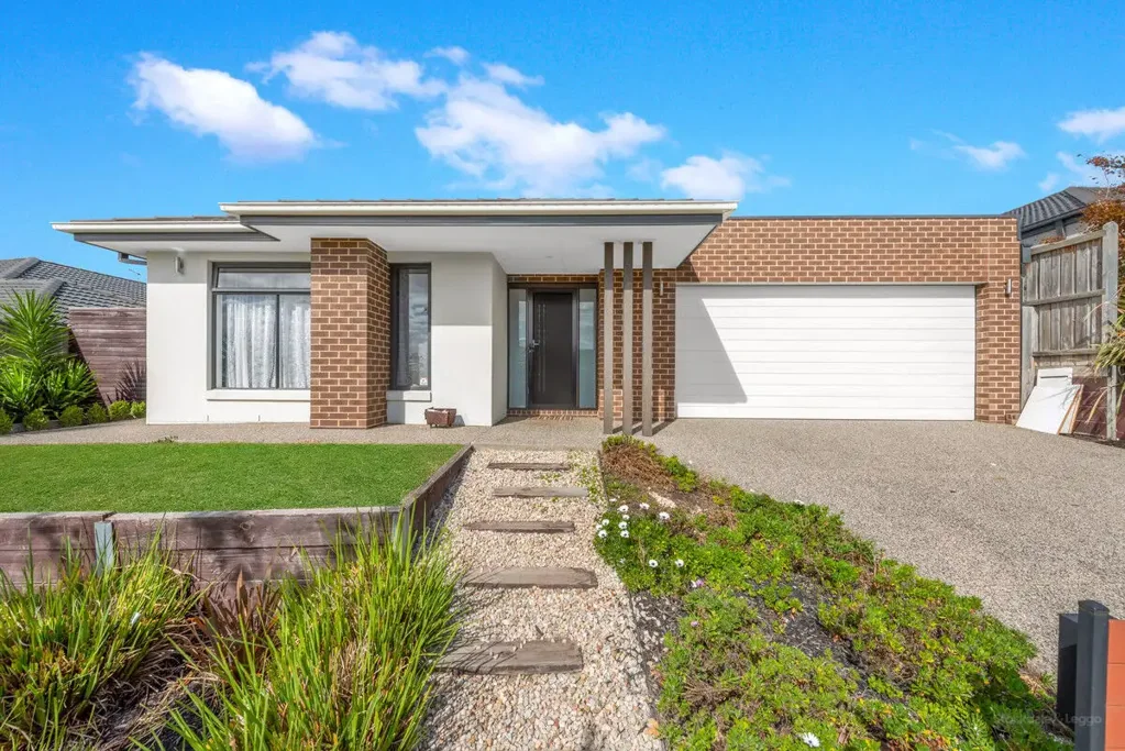 STUNNING FAMILY HOME ON MOUNTFORD RISE.