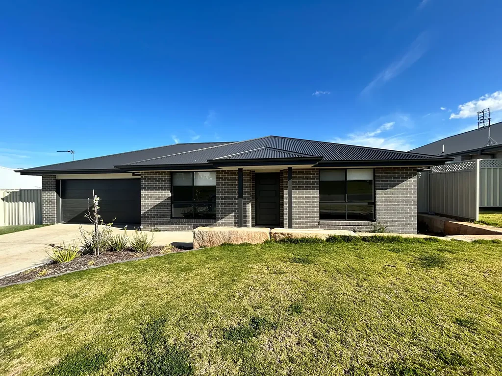MODERN FAMILY HOME IN WEST DUBBO