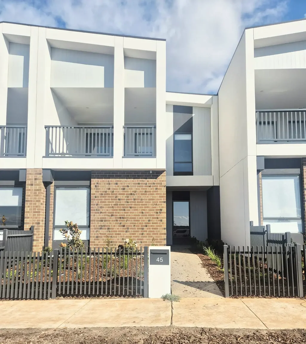 Modern Sunlit 4-Bedroom Townhouse in Woodlea