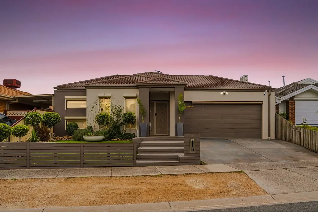 Modern Family Comfort in a Prime Roxburgh Park Location