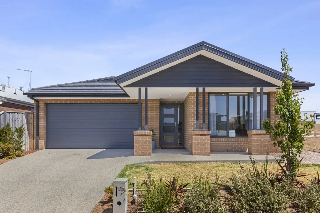Torquay 4房  FAMILY LIVING IN A PRIME COASTAL SETTING