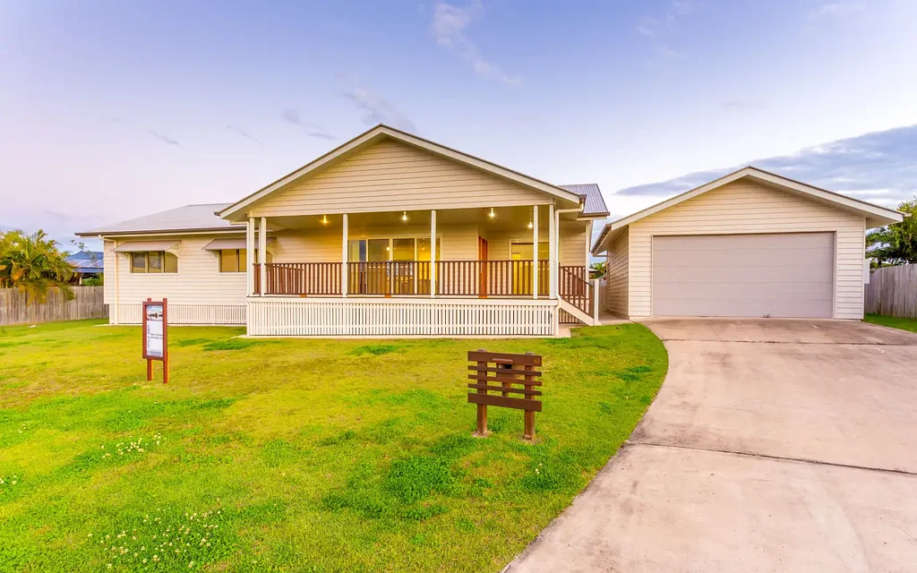 Modern Queenslander in the Heart of Tin Can Bay!