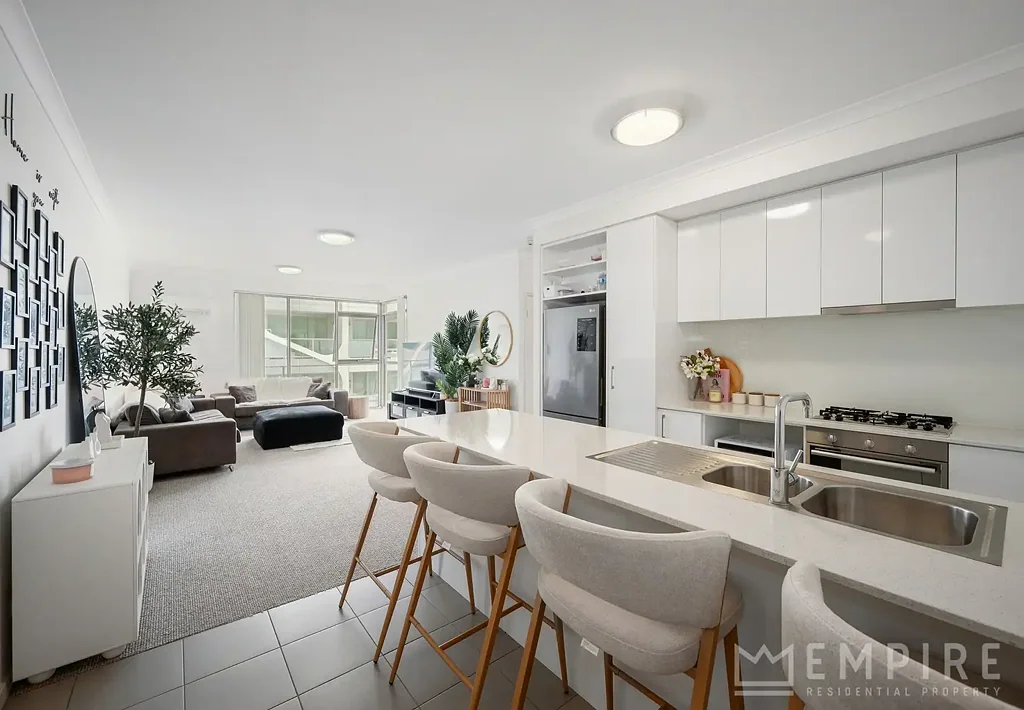 Success 2 Slaapkamer WEST FACING APARTMENT WITH 2 CAR BAYS