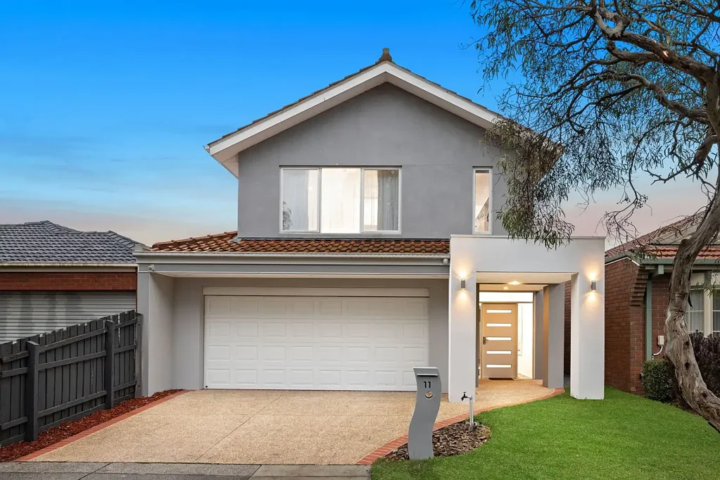 Burwood East 4房 精心翻新住宅 时尚现代生活 卓越舒适空间 宽敞平面图 博世智能厨电 管道冷暖空调 燃气壁炉氛围 6.6kW太阳能 硬接线Wi-Fi 主卧步入衣帽 私人套间书房 户外用餐区 双车库智能控 地理位置优越 CONTEMPORARY FAMILY ENTERTAINER IN PRESTIGIOUS SCHOOL ZONES