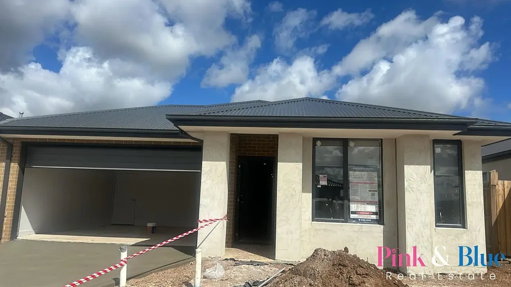 Brand New ,Elegant and  modern 4-Bedroom Family Home for Rent!