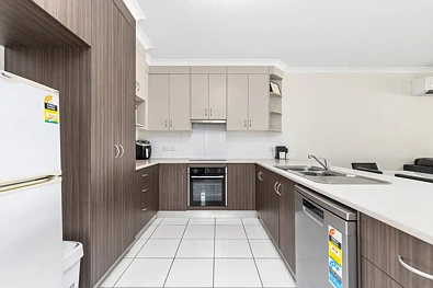 9 Paperbark Place, Emerald, QLD 4720, 6 slaapkamers, 4 badkamers, Apartment