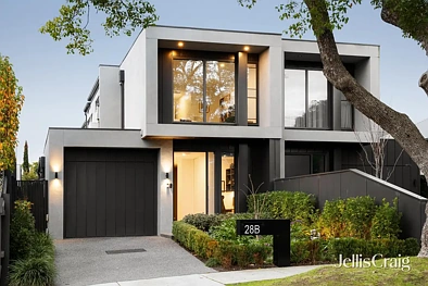 Brighton East 4chambre A poolside indulgence with designer flair