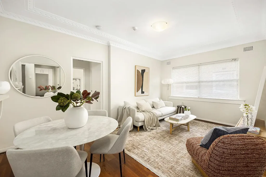 Bondi Junction 2房 装饰艺术精品楼 顶层静谧 2卧2卫 现代翻新 高天花板 木地板 低维护生活 步行便利 Cooper Park近 Urban Convenience Meets Boutique Art Deco Charm