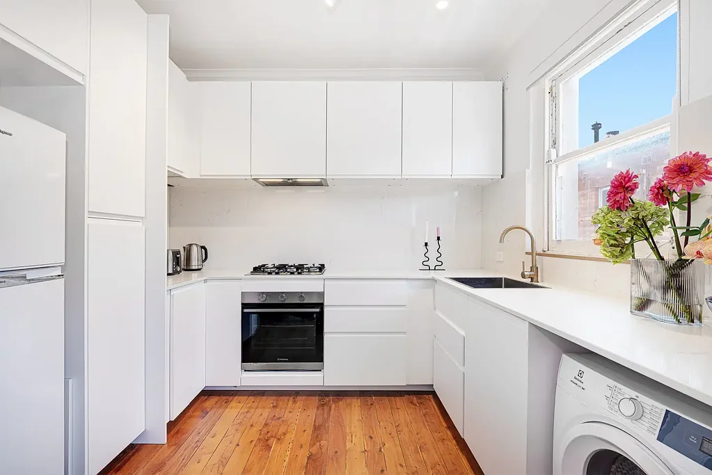 Top Floor Apartment with Sunroom