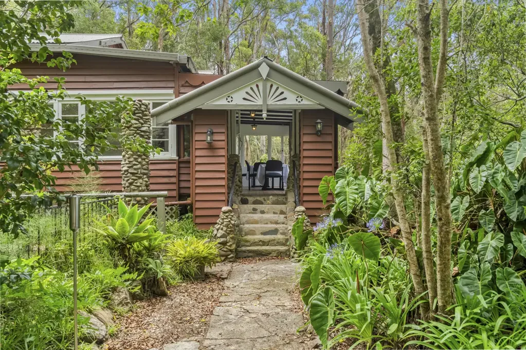 Springbrook 6房  Prime Springbrook Opportunity � Restaurant, Residence & Accommodation on 3 Title
