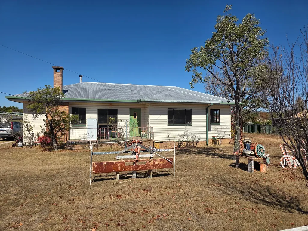 Stanthorpe 3房  RENOVATOR ON 2,479m2 IN TOWN - $600,000