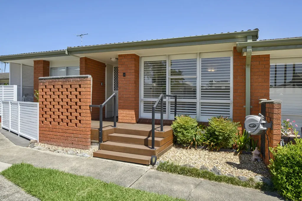 UPDATED VILLA IN OVER 55'S COMPLEX