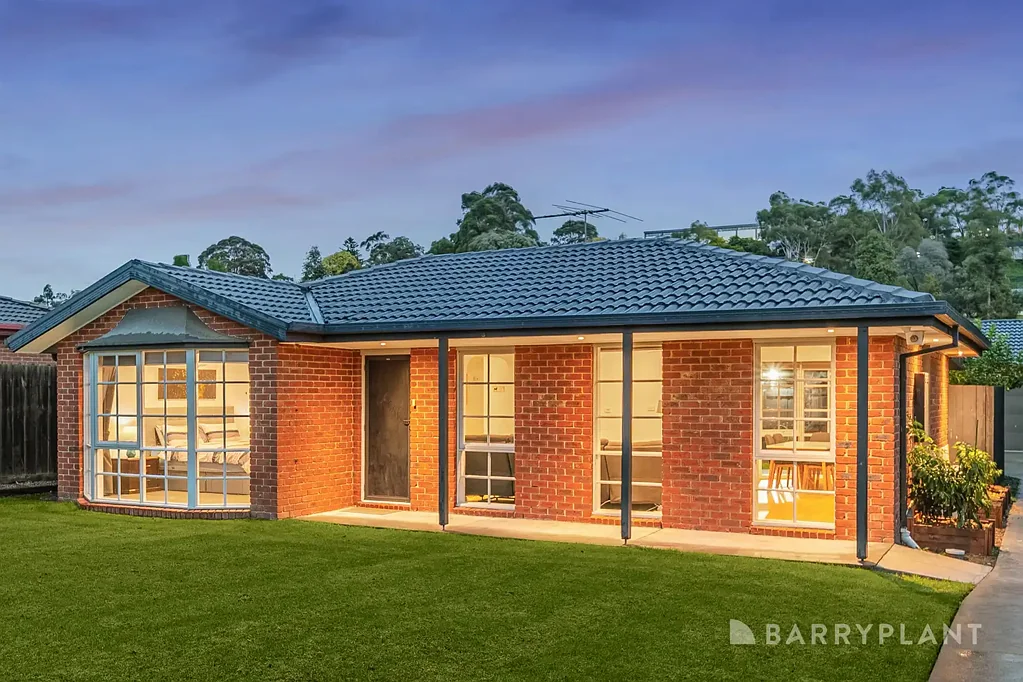 Lilydale 3침실 Low-maintenance living with dual living zones.