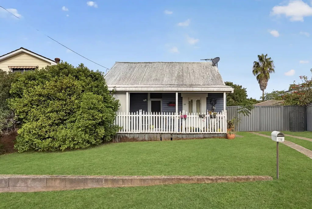 Campbelltown 2ห้องนอน Character Cottage with Massive Backyard and Endless Potential!