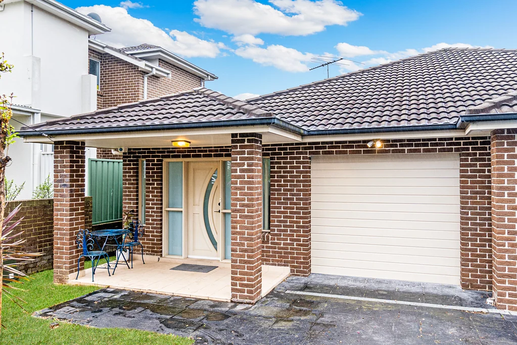 East Hills 4침실 Solid Double Brick Four Bedroom Home with Mostly Single-Level Appeal.