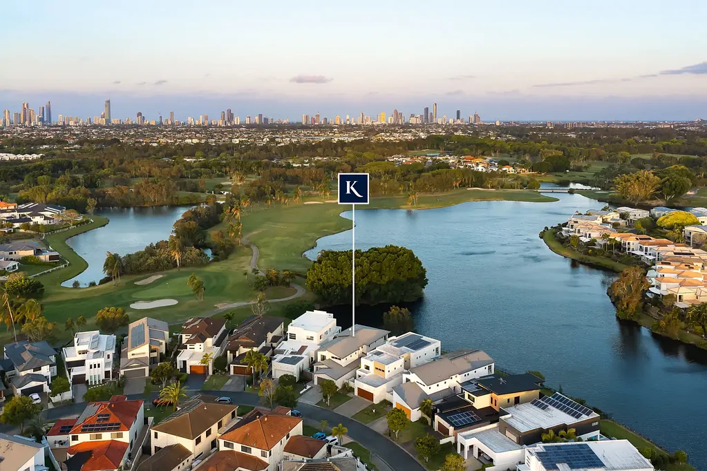 Carrara 5બેડરૂમ Private Lakefront Living in Exclusive Gated Estate