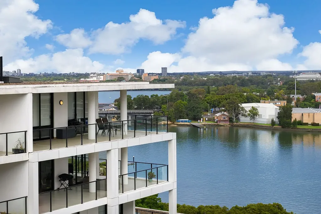 Ryde 2Moenga RIVERSIDE TOP FLOOR APARTMENT WITH WATER GLIMPSES