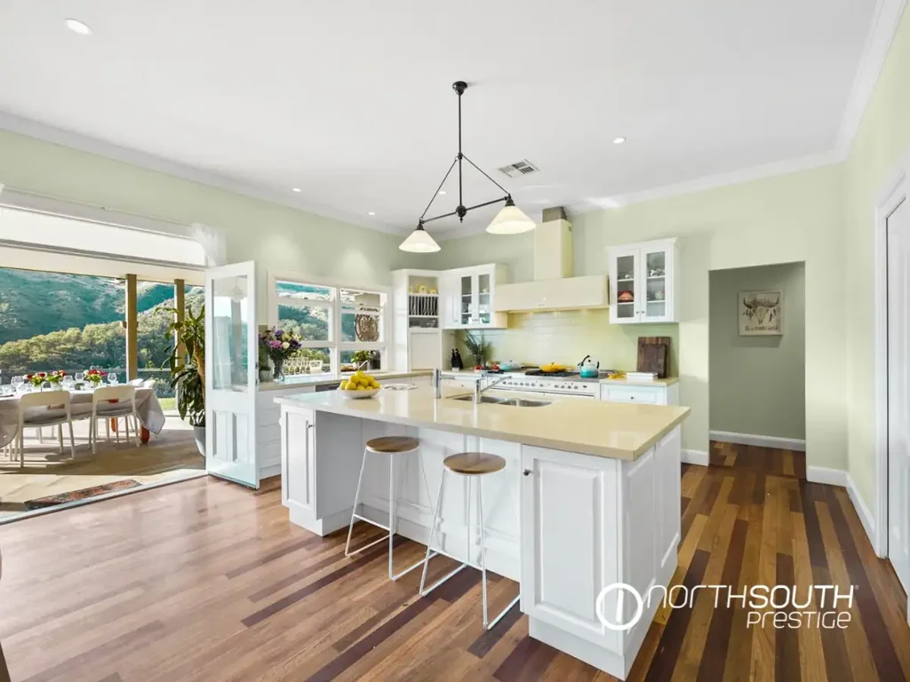 Running Creek 4部屋 Rare Off-Grid Luxury Living. Timeless Views. Total Privacy & Peace.