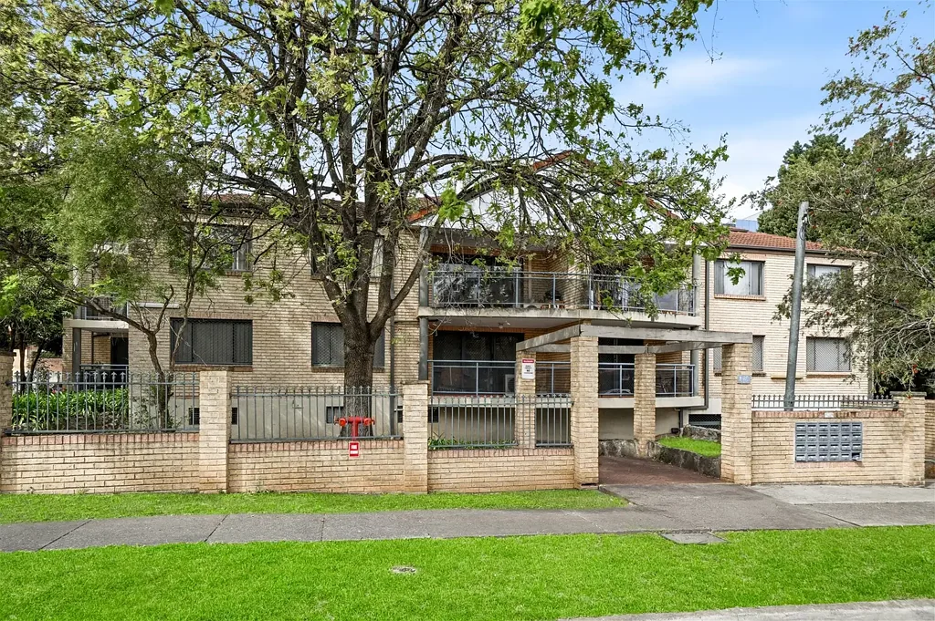 Bankstown 2房 优越的地理位置，位于 Bankstown 市中心 Supremely Placed in the Heart of Bankstown