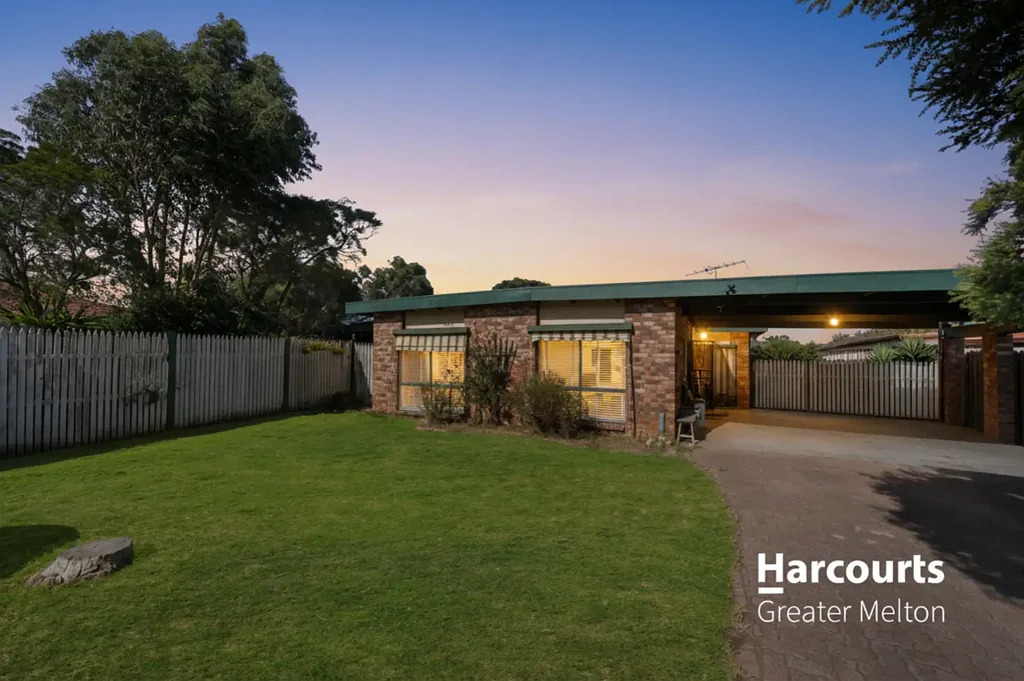 Melton West 3房 宽敞家庭住宅 1083m²地块 稀有空间潜力 优质地段 便利生活 适合家庭 投资首选 Exceptional Family Living on a Massive 1,083m² (Approx) Allotment