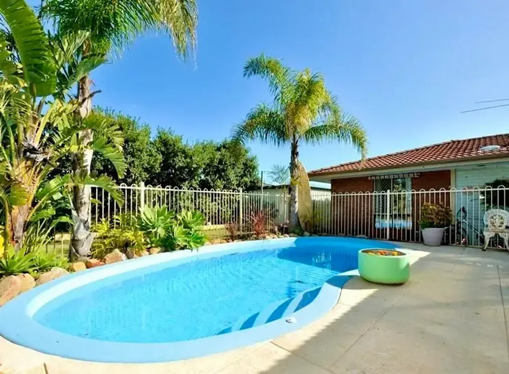 Family home with Pool & Minutes to the Beach and Shopping Centre