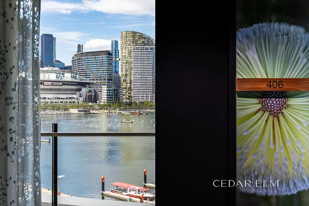 Docklands 2房 滨水景观珍稀 4楼两居室 两间半浴室 两个带储物笼车位 奢享Docklands顶级设施 360度全景视野 社区厨房 健身馆 娱乐甲板 WHERE DESIGN, SPACE AND VIEWS CONVERGE