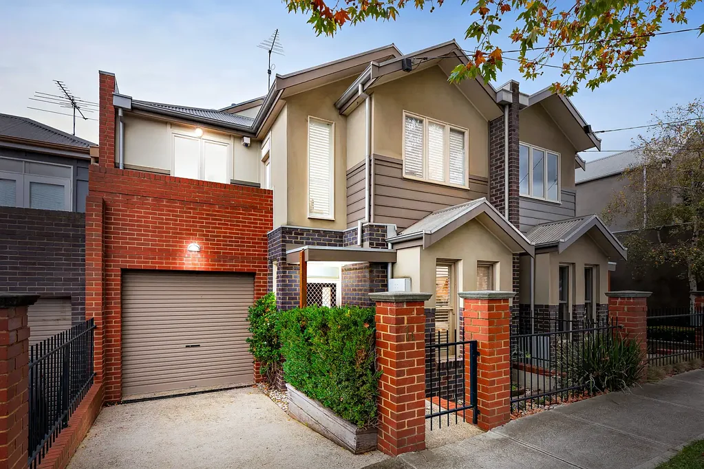 Moonee Ponds 4房 Moonee Ponds热门社区 独立命名地块 无需维护生活 Miele/Bosch厨房 全屋实木地板 宽敞后院高围栏 步行便捷生活 Effortless Living in a Revered Location