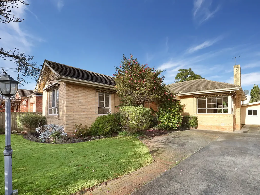 Bentleigh East 4침실 A Cherished Family Home with Space to Grow and Memories to Make