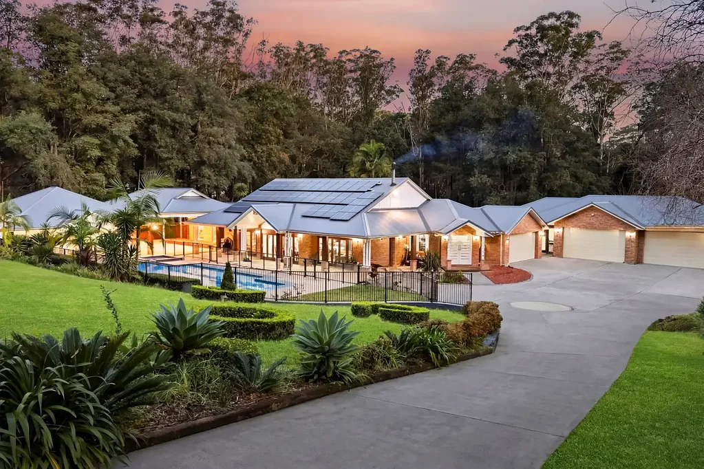 Erina Heights 6Zimmer Private 2.7 Acre Estate with Pool, Poolhouse and Six Car Garaging