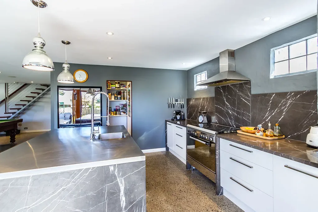 Five Bedroom Modern Home - Walk To Parramatta