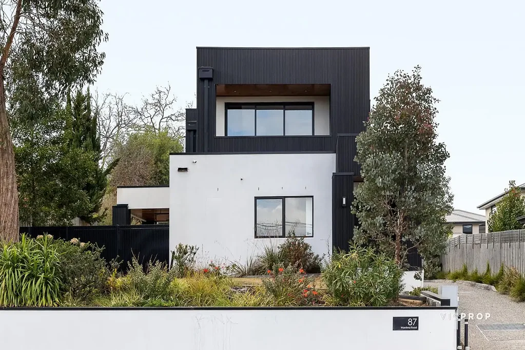 Ringwood 4Kwarto Striking Sophistication with Elevated Views