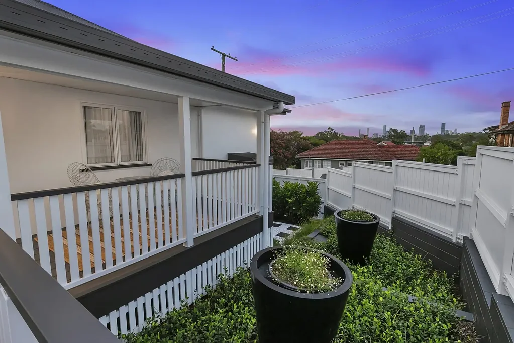 Fairfield 4 Bedroom Elevated Luxury with Stunning City Views – 6km from Brisbane CBD!
