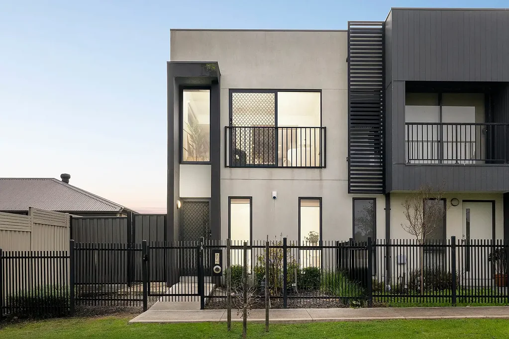 Craigieburn 2 Bedroom Modern Elegance in Convenient Pocket