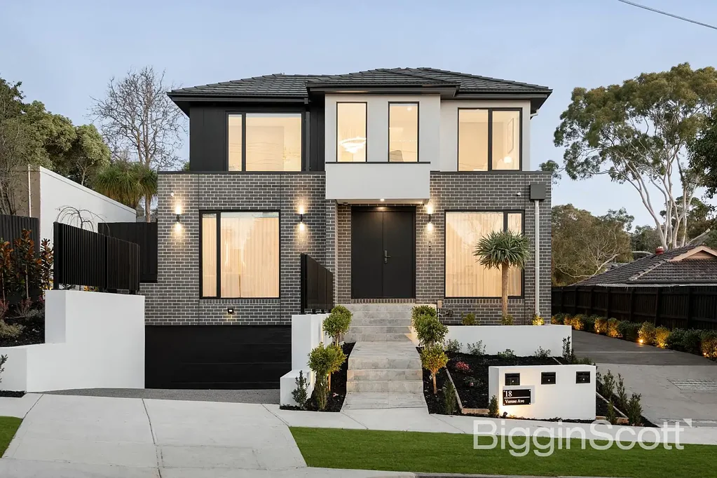 Templestowe Lower 4房 全新高端设计，北向正式客厅，高端厨房设备，室内外完美连接，主卧套房，中央供暖/空调，靠近学校公园商场。 High-end Fashion in First-class Location
