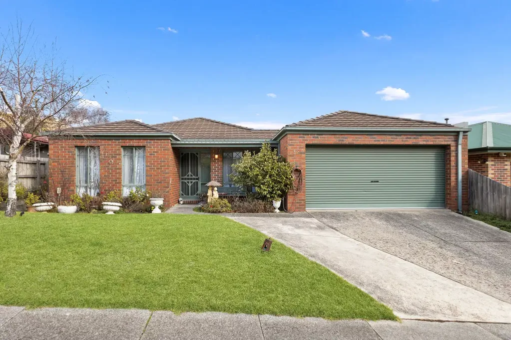 Upper Ferntree Gully 4房 四卧宽敞住宅 自然光线充沛 主卧带独立卫浴 双车库带内部通道 低维护后院 紧邻Kings Park 学校与商圈近便 Style And Space In The Coveted Willows Estate