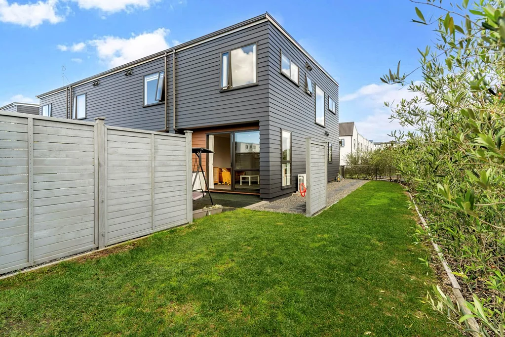 Whenuapai 3房  Sun-Filled Corner Home  Freehold  Fletcher Built