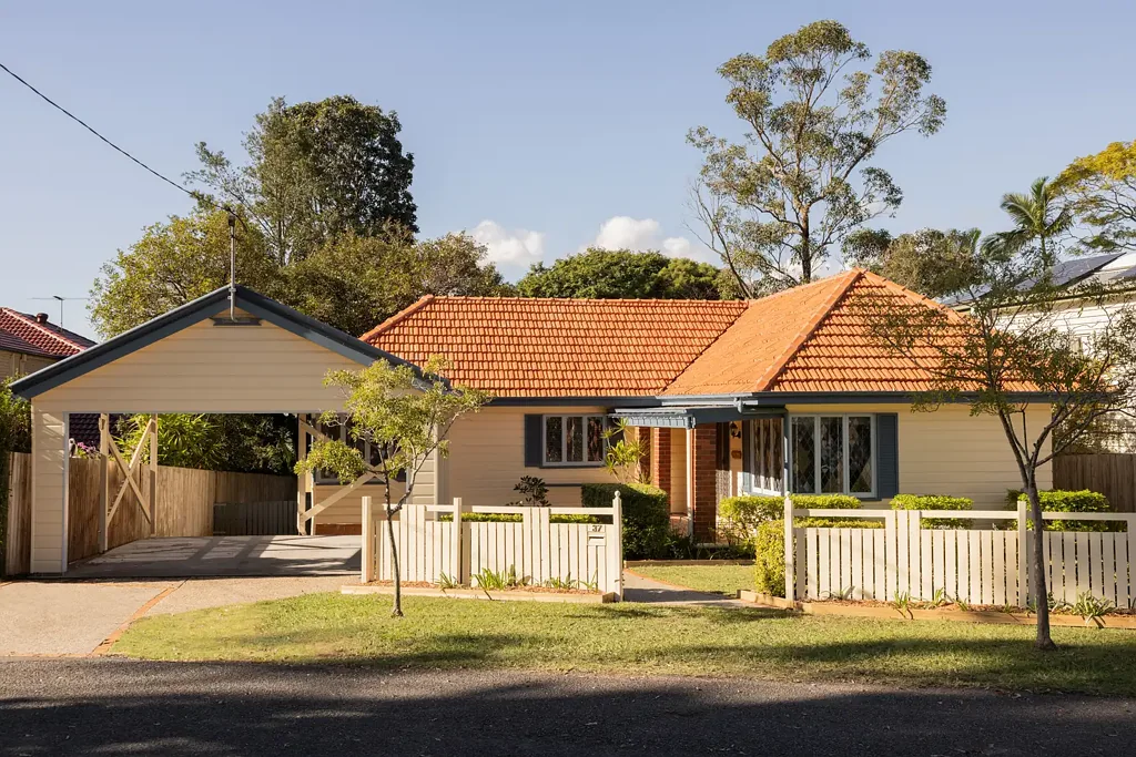 Ashgrove 3房 宽敞721m²地块 硬木地板 自然光线充足 独立餐厅 设备齐全厨房 三卧带衣柜 主卧带空调 娱乐露台 宠物友好 全屋纱窗 步行至学校 Character Home in Quiet, Family Friendly Location