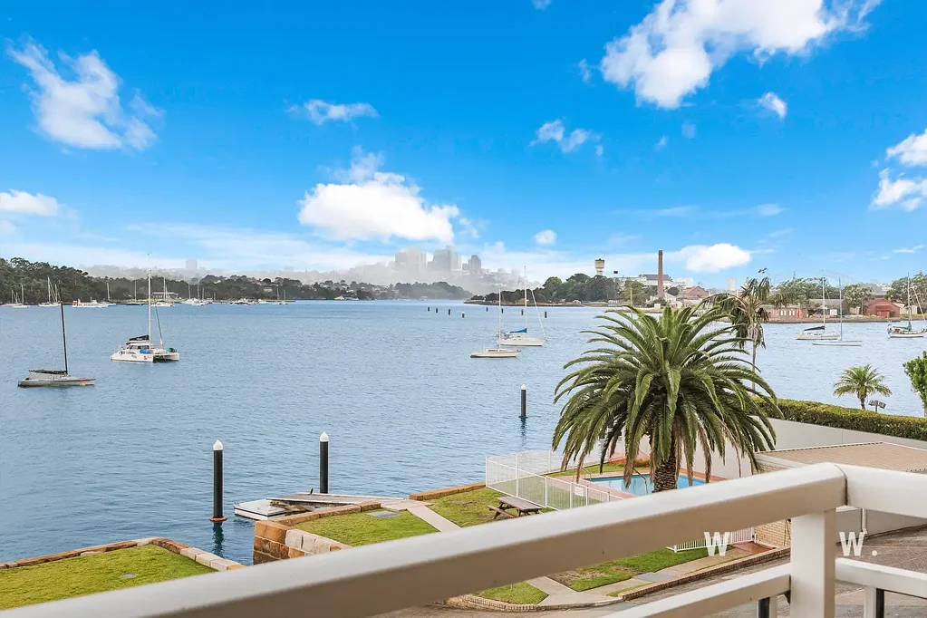 Drummoyne 2房 水滨瑰宝 两居室公寓 转角壮丽全景 开放式明亮布局 水景阳台 维护良好厨房 安全停车 游泳池码头 Waterfront living with Sweeping Harbour Views