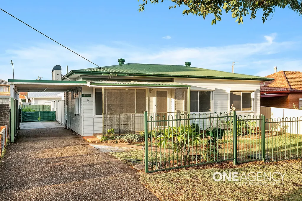 CHARMING FAMILY HOME WITH LAWNS INCLUDED