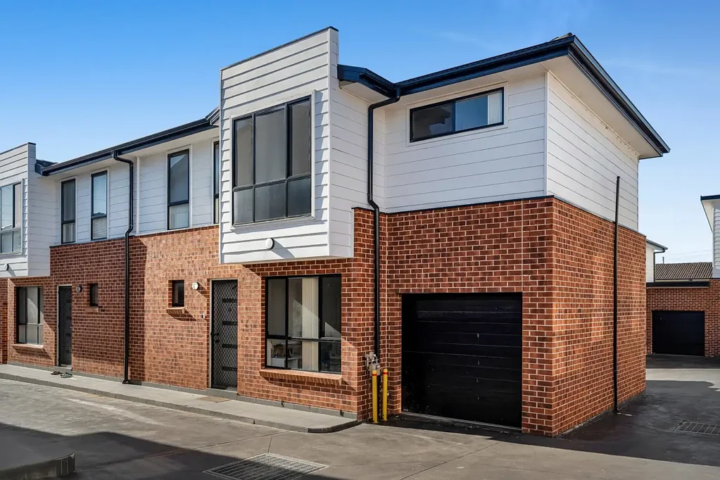 Ingleburn 4 Bedroom Modern Townhouse only 1km to Train Station