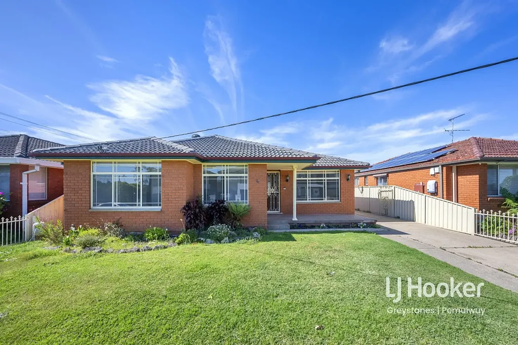 4 BEDROOM HOME WITHIN WALKING DISTANCE TO SHOPS