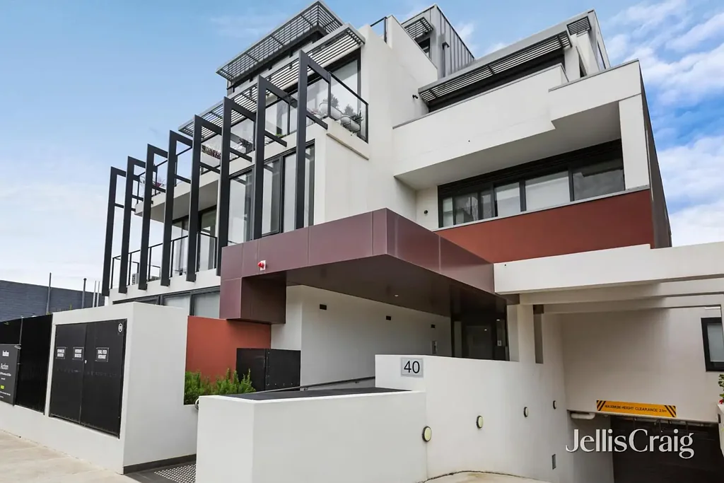 Bentleigh 2房 建筑师设计 两卧两卫 全高窗户 都市景观 Stunning厨房 Bosch家电 咖啡馆阳台 步行车站 绿意环绕 Stylish urban living in prime location