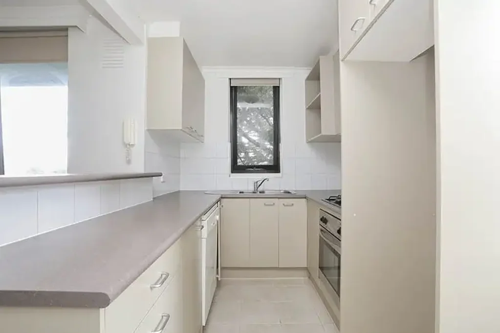 Light filled 2 bedroom apartment!