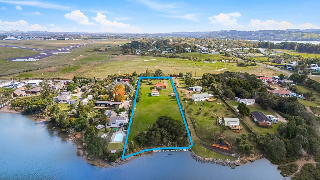 Whenuapai 3房  Waterfront beauty - 6475sqm of Pure Possibility