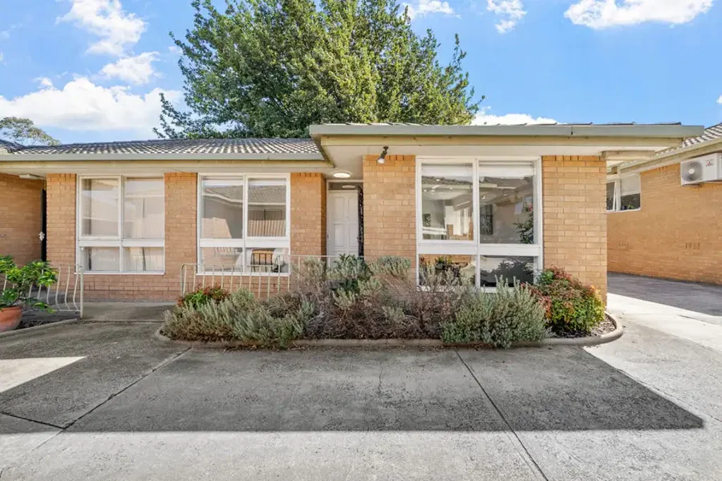 Renovated Unit, Wonderful Courtyard!