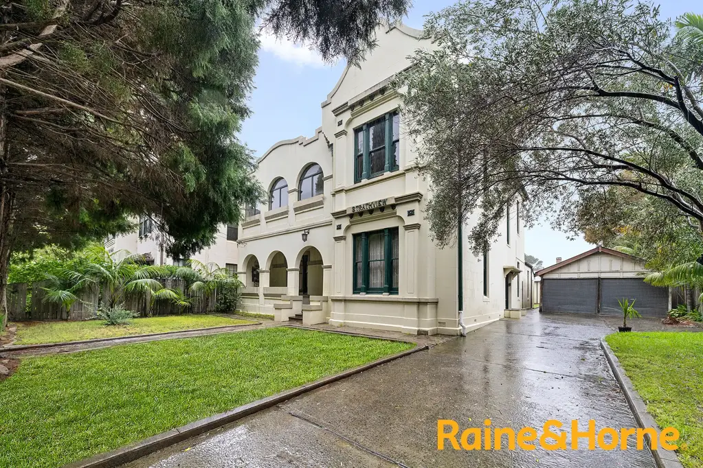 Burwood 6房 优越地段 双面临街 潜力开发用地(STCA) Prime location, 2 street frontages and Development Potential (STCA)