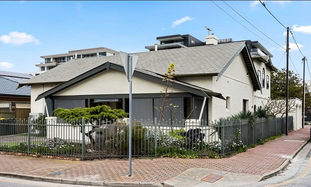 Glenelg North 4房  Coastal dreaming; a reserve-front bungalow that flexes for every generation…