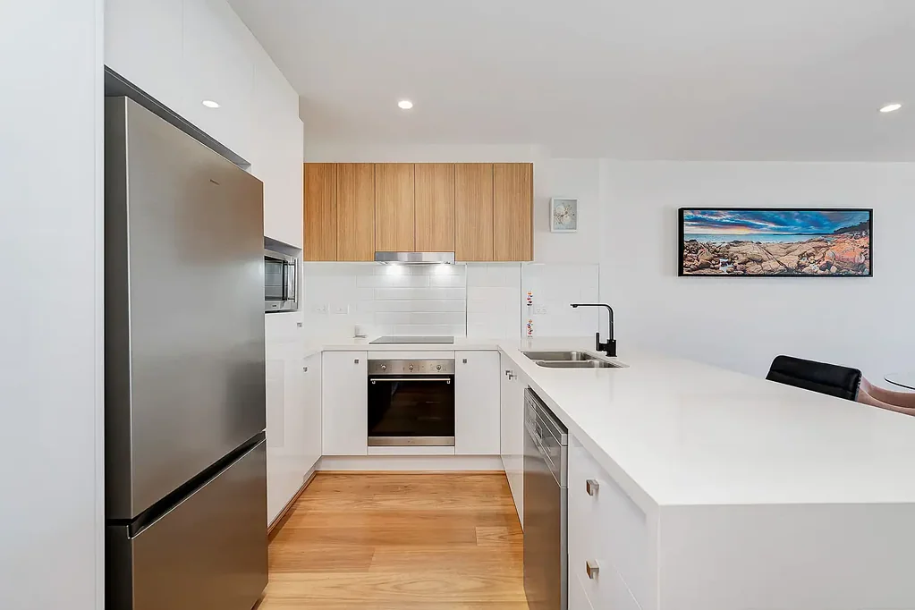 Kings Beach 2房  Premium Kings Beach Residence – Rare Two Car Accommodation – Low Body Corporate Fees